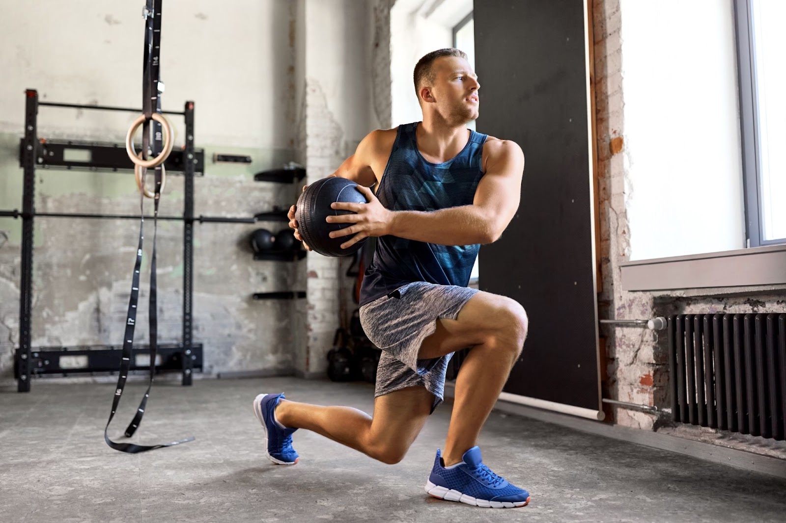 lunge medicine ball twist