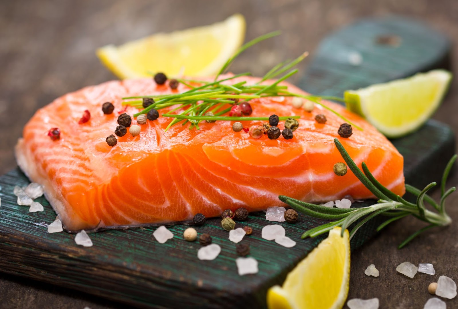 Almost raw, gently cooked piece of salmon with lemon