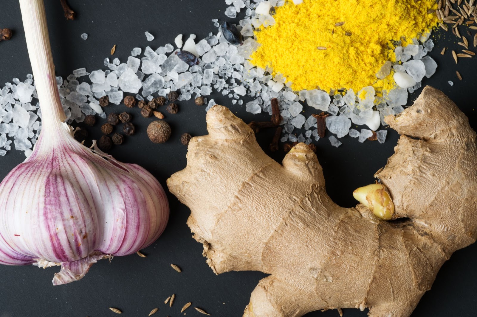 Closeup shot of garlic, ginger and turmeric