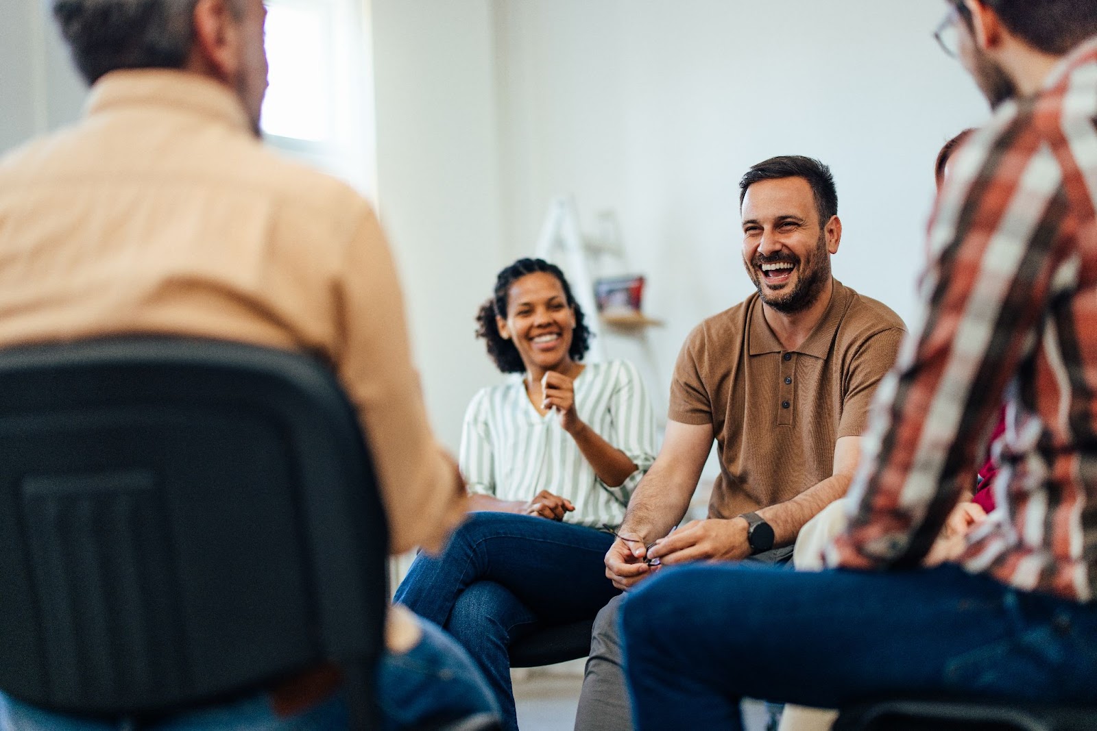 Man smiling in an Overeaters Anonymous meeting