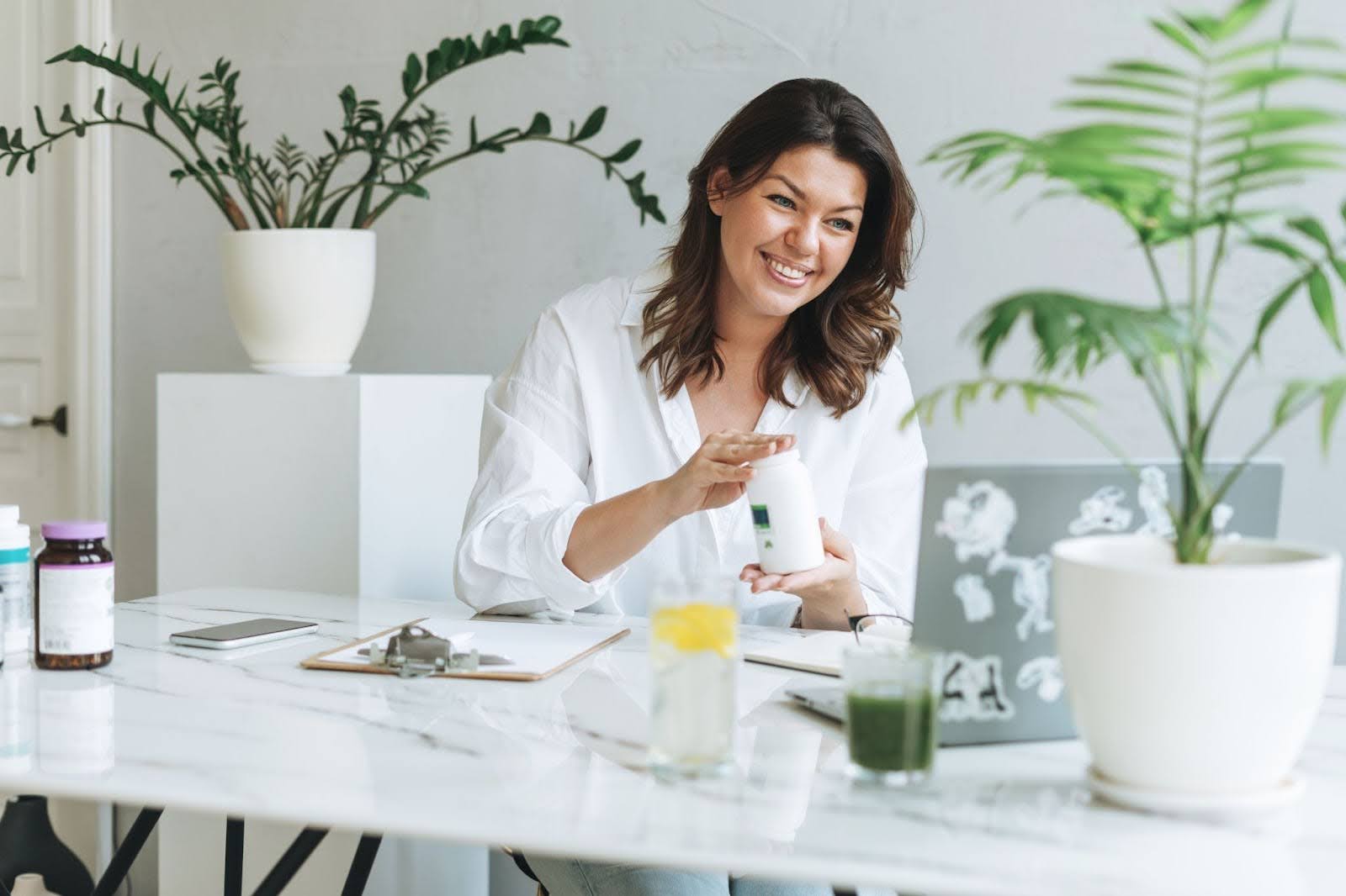 Female nutritionist discussing with her patient online